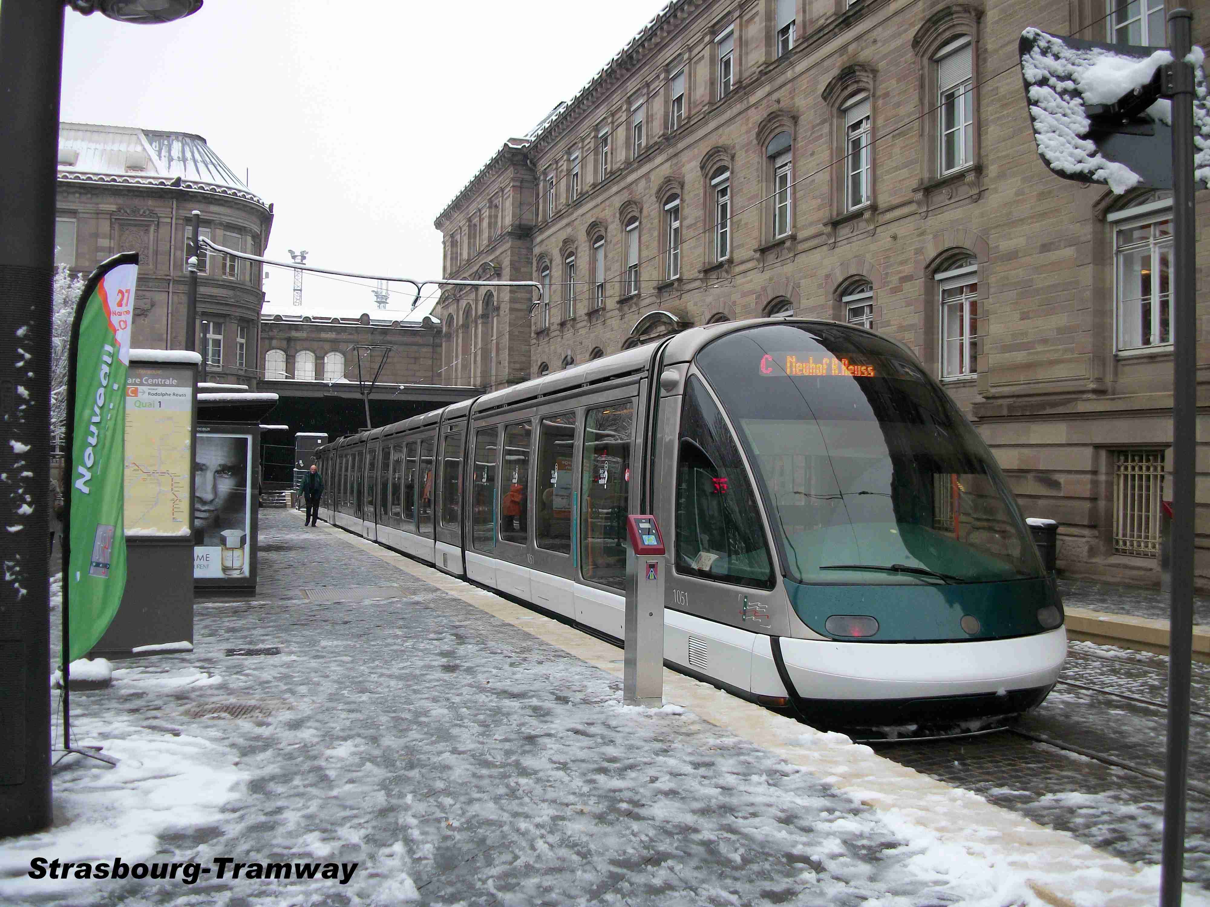 L'Eurotram n� 1051 � quai.